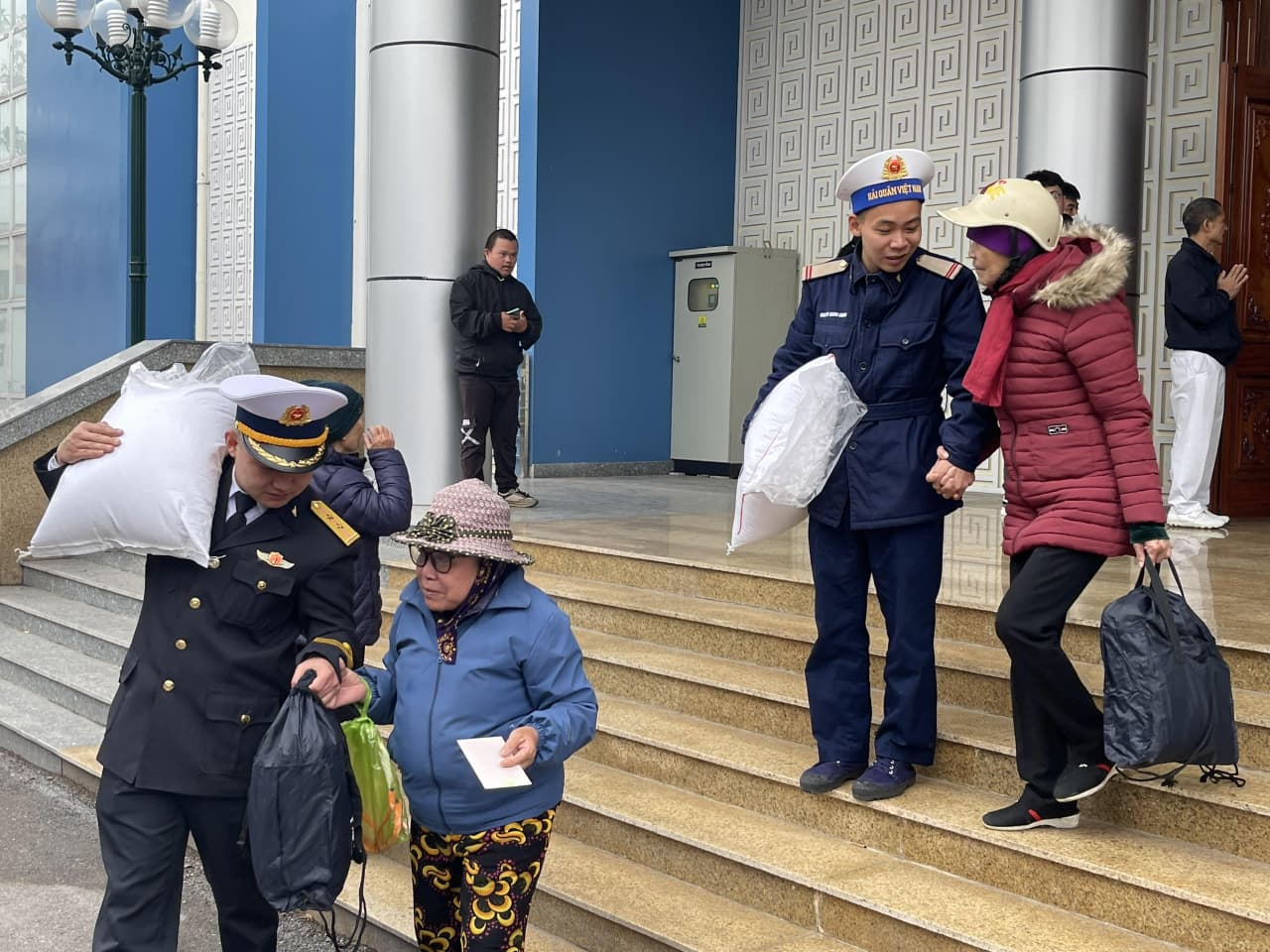 Lữ đoàn 679 phối hợp trao tặng quà Tết cho các gia đình chính sách