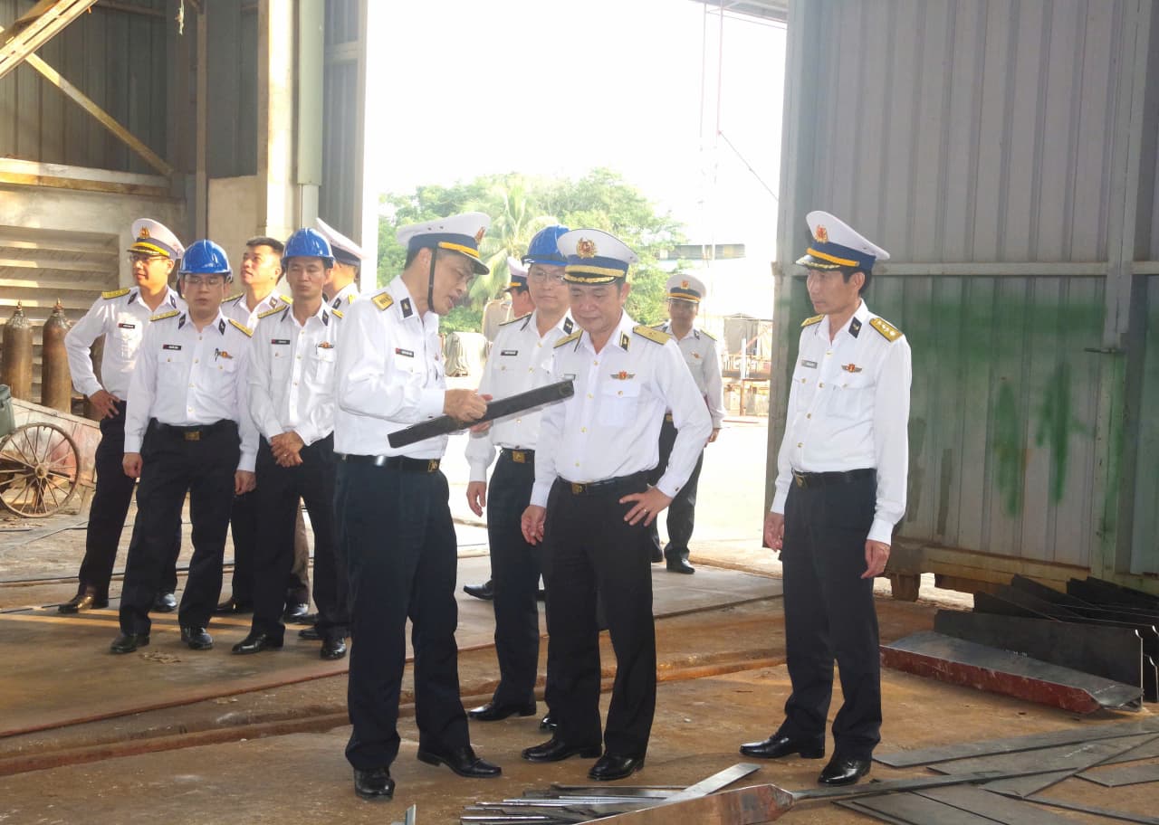 Kiểm tra công tác thi công đóng mới tàu quân sự tại Nhà máy X46