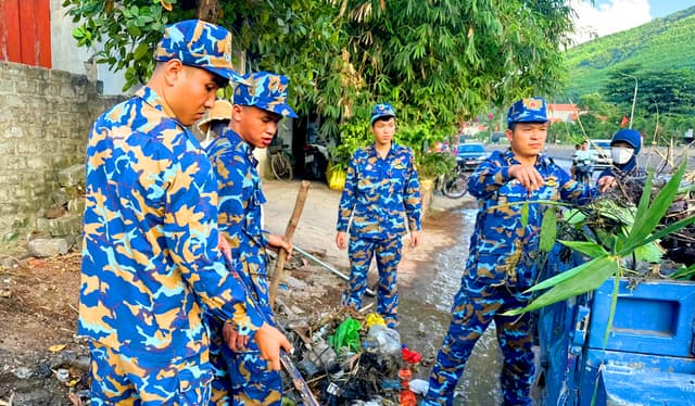 Tiểu đoàn 138 lao động giúp nhân dân phường Tuần Châu