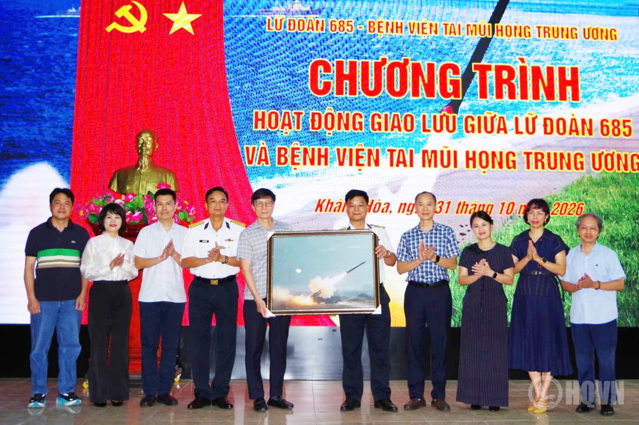 Đoàn công tác Bệnh viện Tai Mũi Họng Trung ương thăm Lữ đoàn 685