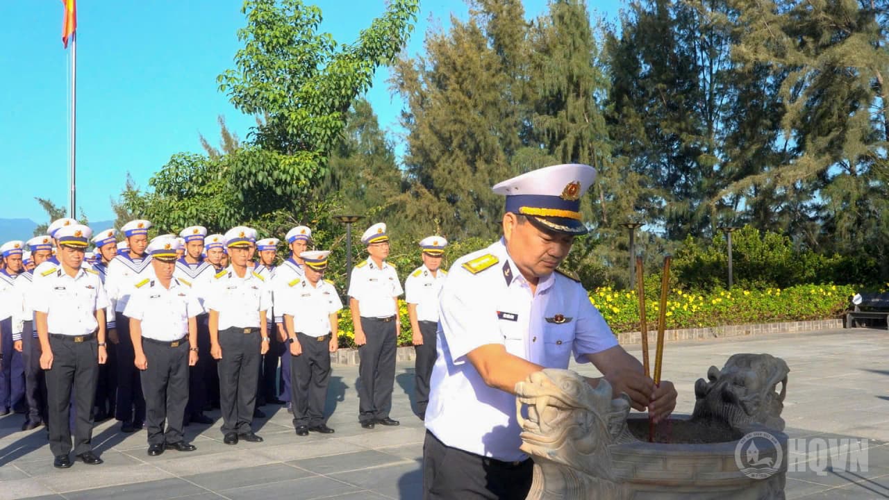Vùng 4 Hải quân dâng hương tưởng niệm các Anh hùng liệt sĩ Gạc Ma