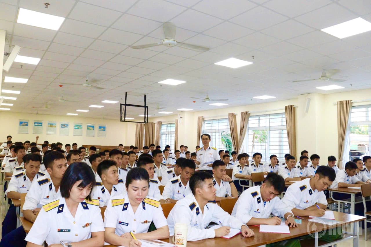 Học viện Hải quân bồi dưỡng lý luận chính trị cho đảng viên mới và đối tượng kết nạp Đảng