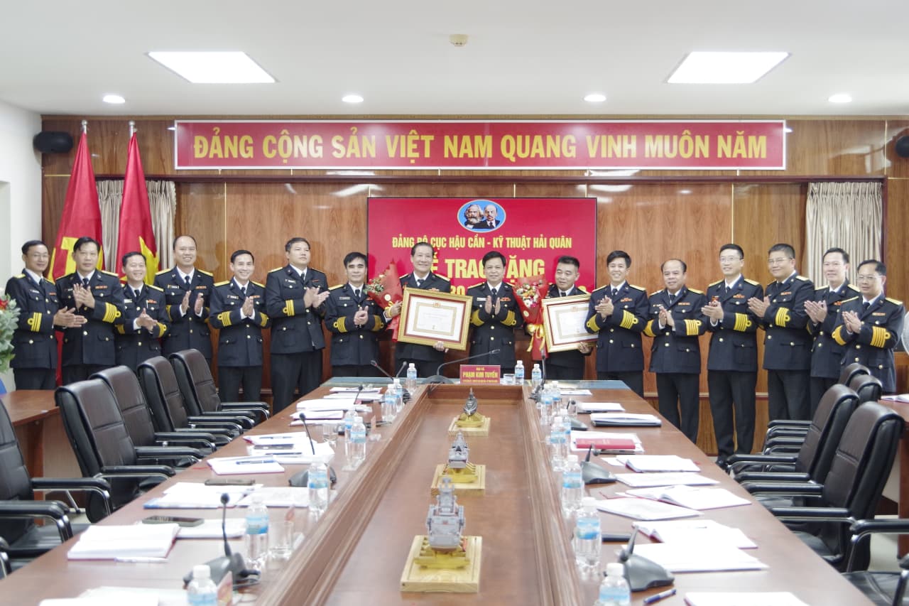 Đảng bộ Cục Hậu cần - Kỹ thuật trao tặng Huy hiệu 30 năm tuổi Đảng
