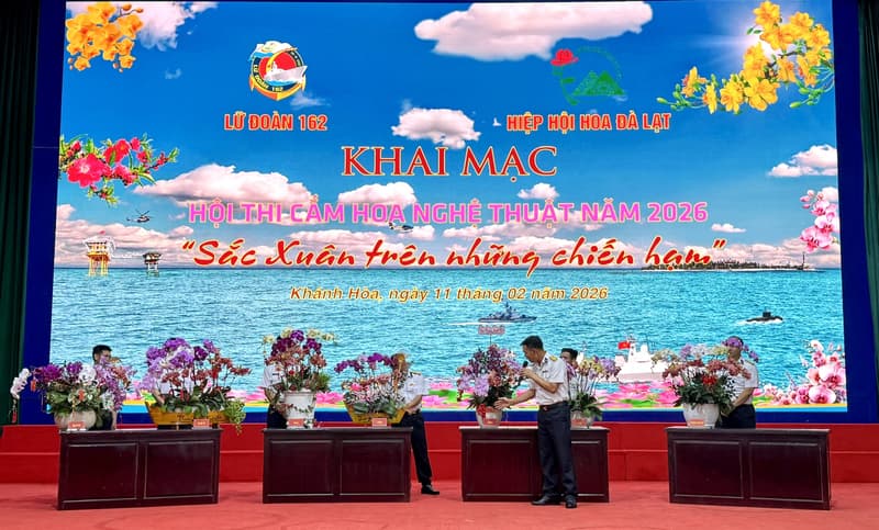Hội thi cắm hoa nghệ thuật “Sắc xuân trên những chiến hạm”