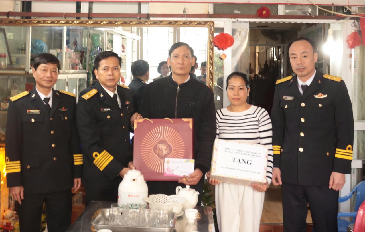 Cục Hậu cần - Kỹ thuật Hải quân tặng quà quân nhân điều trị bệnh dài ngày