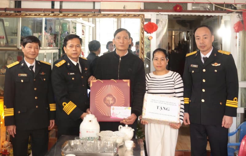 Cục Hậu cần - Kỹ thuật Hải quân tặng quà quân nhân điều trị bệnh dài ngày