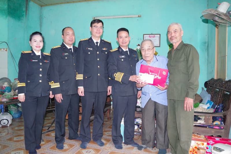 Đoàn Đo đạc biên vẽ hải đồ và nghiên cứu biển tặng hơn 50 phần quà dịp Tết