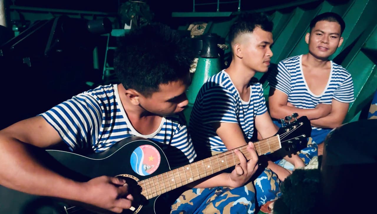 LÍNH ĐẢO YÊU VĂN NGHỆ (Kỳ 1): Ca sĩ giấu mặt