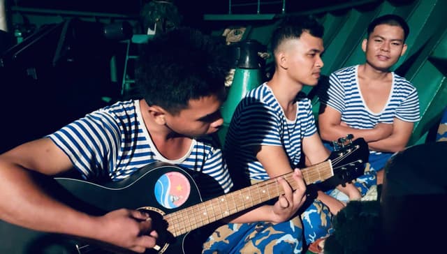 LÍNH ĐẢO YÊU VĂN NGHỆ (Kỳ 1): Ca sĩ giấu mặt