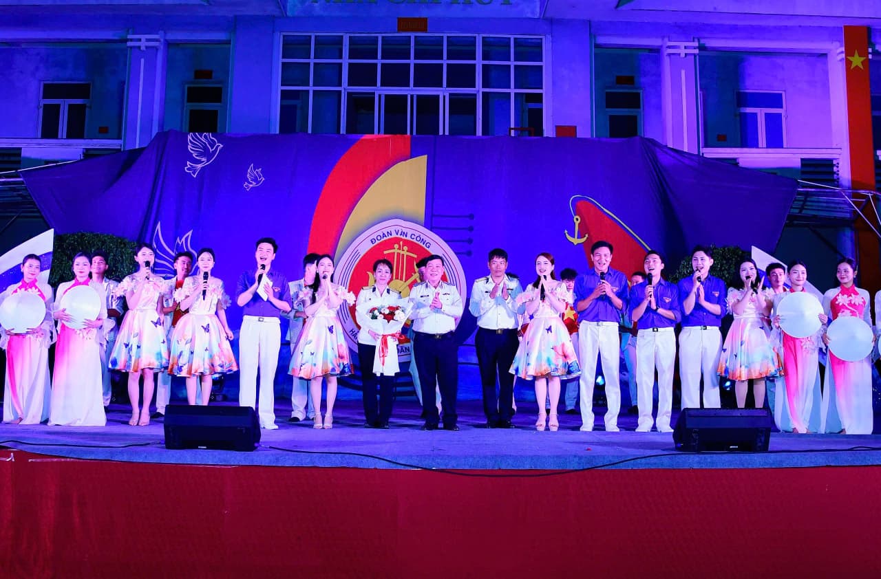 Đoàn Văn công Hải quân biểu diễn tại Tiểu đoàn 158