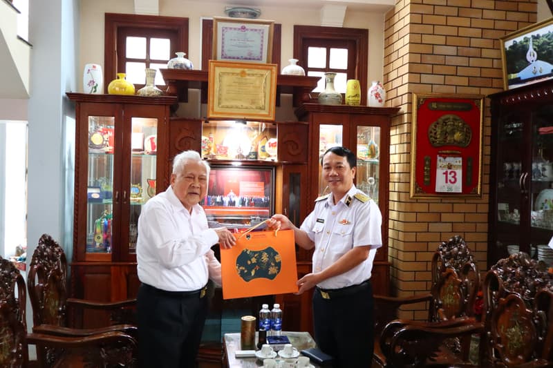 Học viện Hải quân thăm hỏi, tặng quà Anh hùng lực lượng vũ trang nhân dân