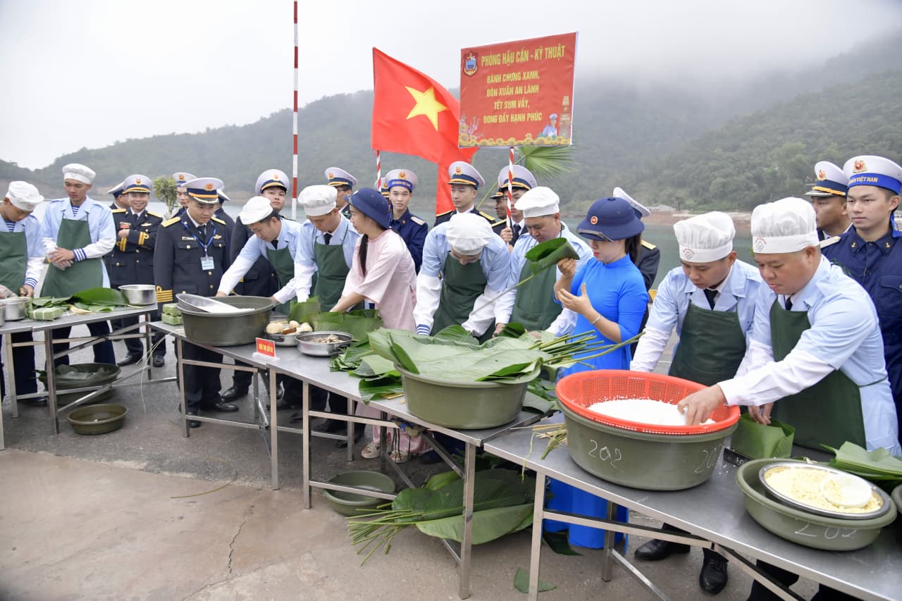Hội thi “Bánh chưng xanh” ấm tình quân dân