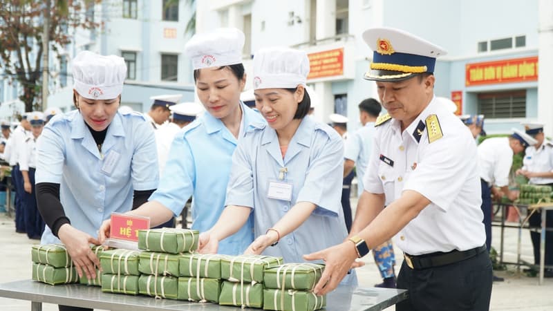 Hội thi gói bánh chưng xanh tại Học viện Hải quân