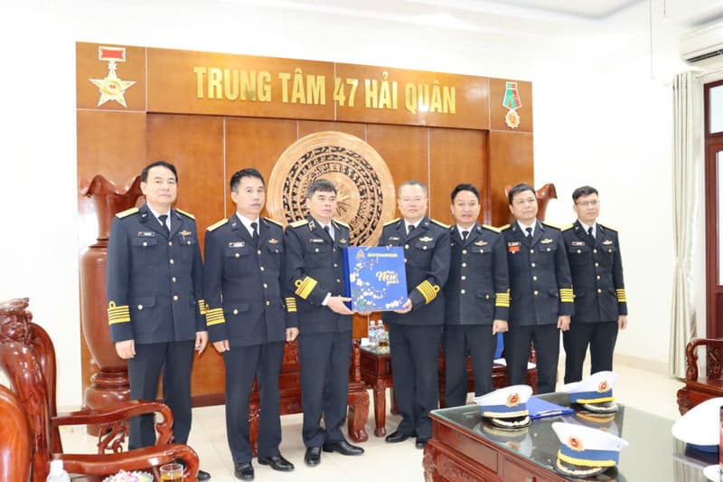 Bộ Tham mưu Hải quân kiểm tra, chúc tết Trung tâm 47