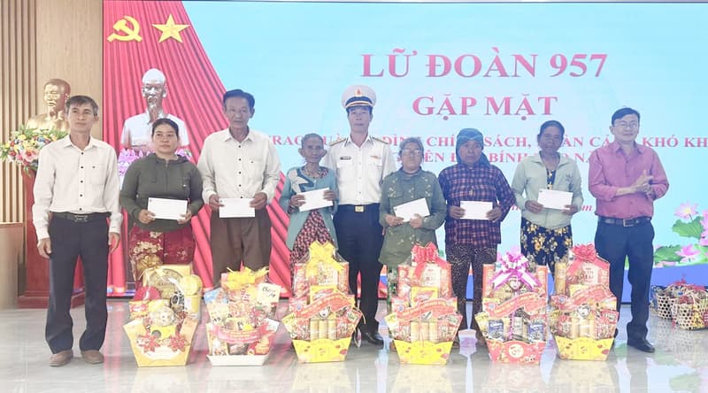 Lữ đoàn 957 thăm, tặng quà gia đình chính sách, hộ khó khăn xã Nam Cam Ranh