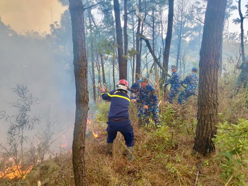 Trạm Ra đa 500 tham gia chữa cháy rừng