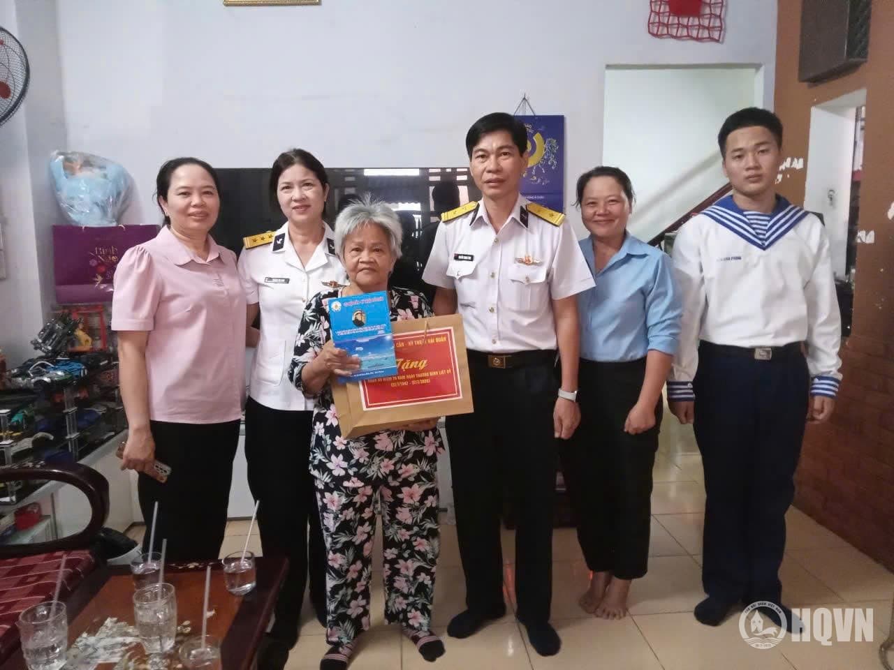 Kho 711 thăm, tặng quà gia đình chính sách dịp 27/7