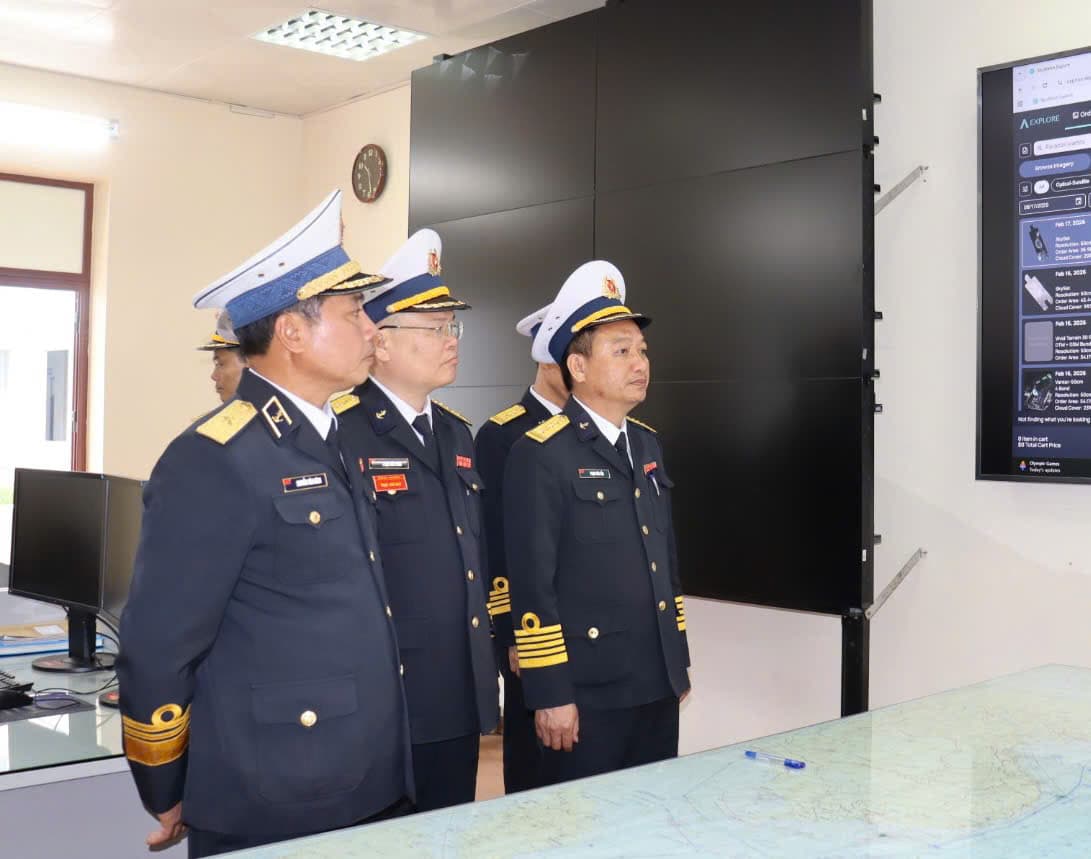 Chuẩn Đô đốc Nguyễn Văn Bách kiểm tra kíp trực và chúc Tết tại Trung tâm 47