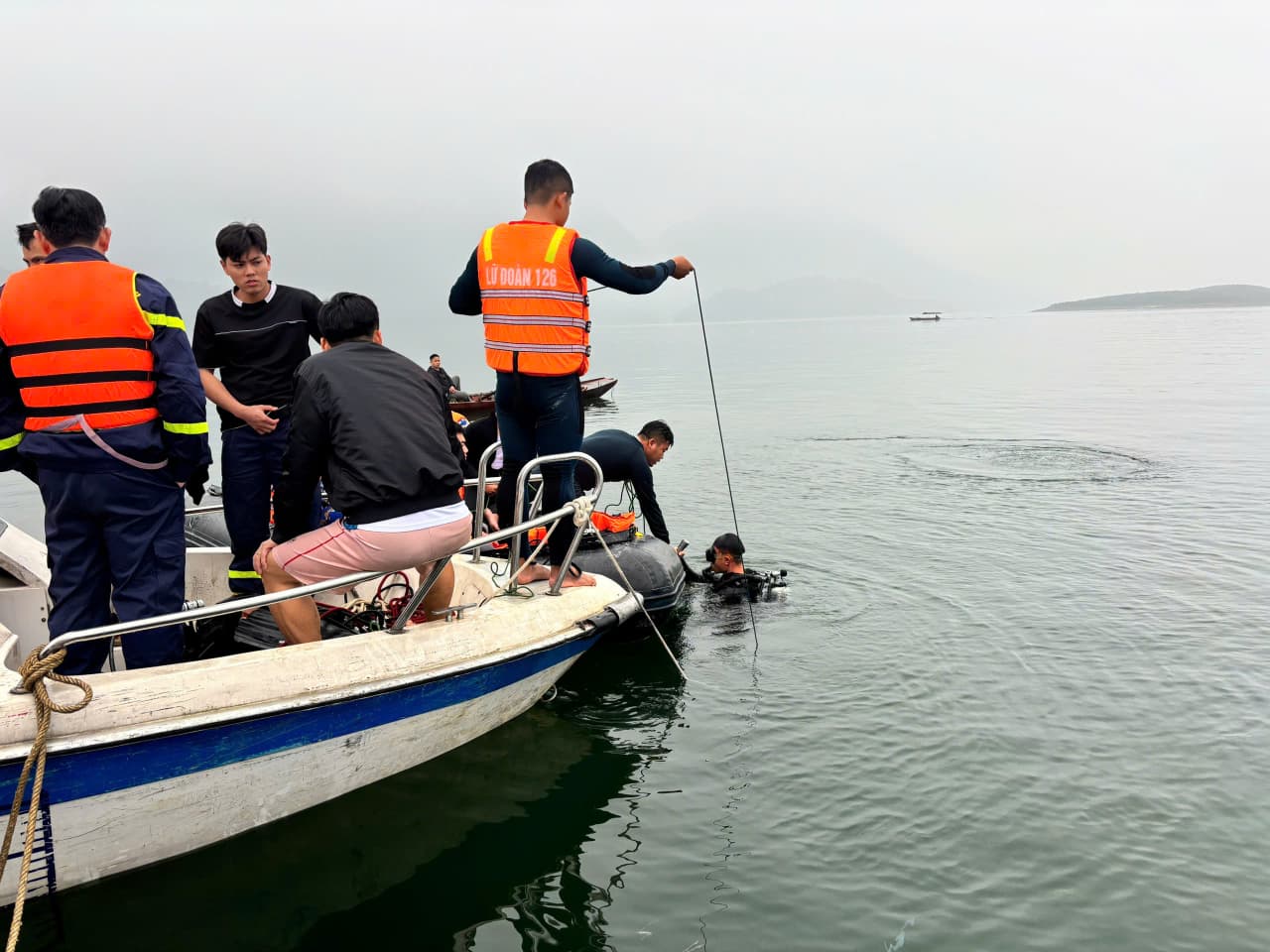 Đặc công Hải quân tìm thấy 1 thi thể vụ lật tàu chở khách trên hồ Thác Bà