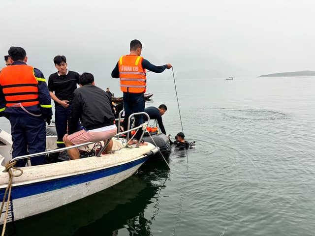 Đặc công Hải quân tìm thấy 1 thi thể vụ lật tàu chở khách trên hồ Thác Bà