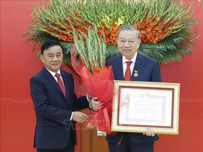 Trao Huy hiệu 45 năm tuổi Đảng tặng Tổng Bí thư Tô Lâm