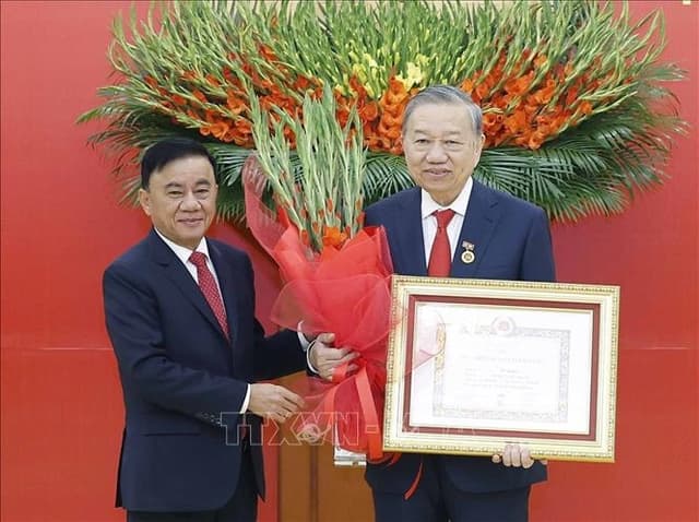 Trao Huy hiệu 45 năm tuổi Đảng tặng Tổng Bí thư Tô Lâm