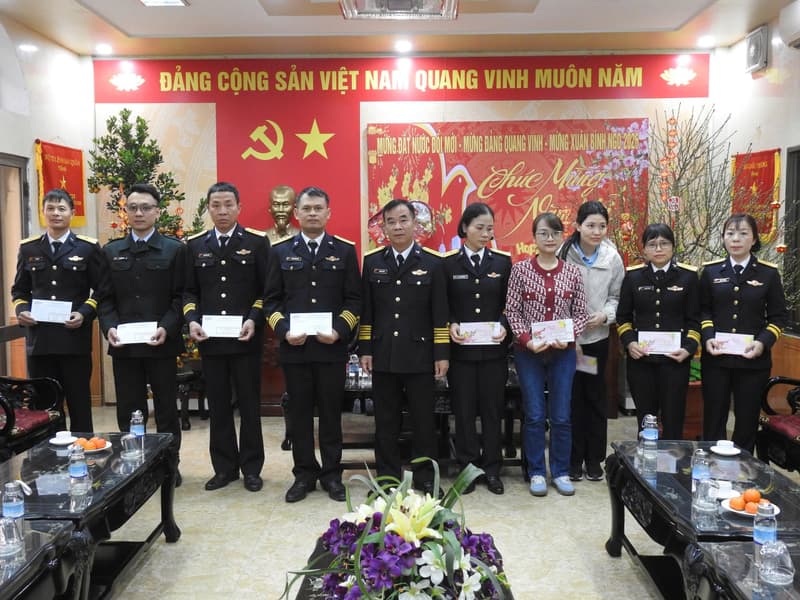 Công ty 128 tặng quà đối tượng chính sách dịp Tết Nguyên đán Bính Ngọ 2026