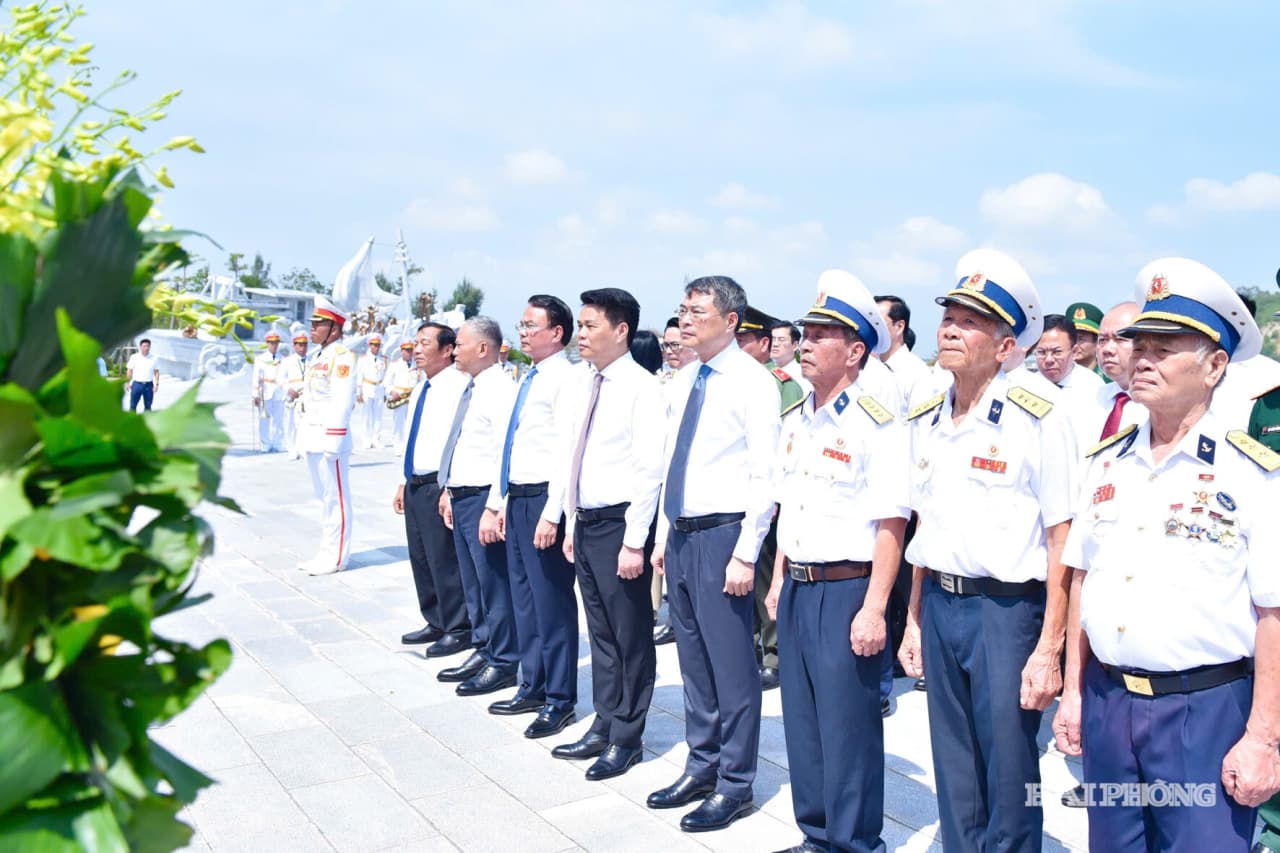 Thủ tướng Chính phủ Lê Minh Hưng dâng hương tại Bến K15, tri ân người có công