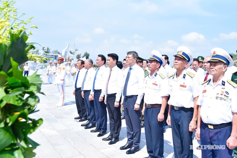 Thủ tướng Chính phủ Lê Minh Hưng dâng hương tại Bến K15, tri ân người có công