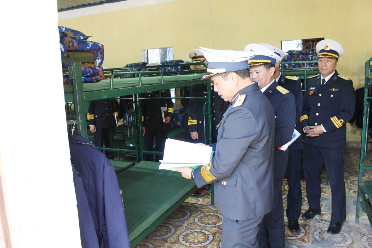 Phó Tư lệnh, Tham mưu trưởng Hải quân kiểm tra, nắm tình hình chiến sĩ mới tại Lữ đoàn 131