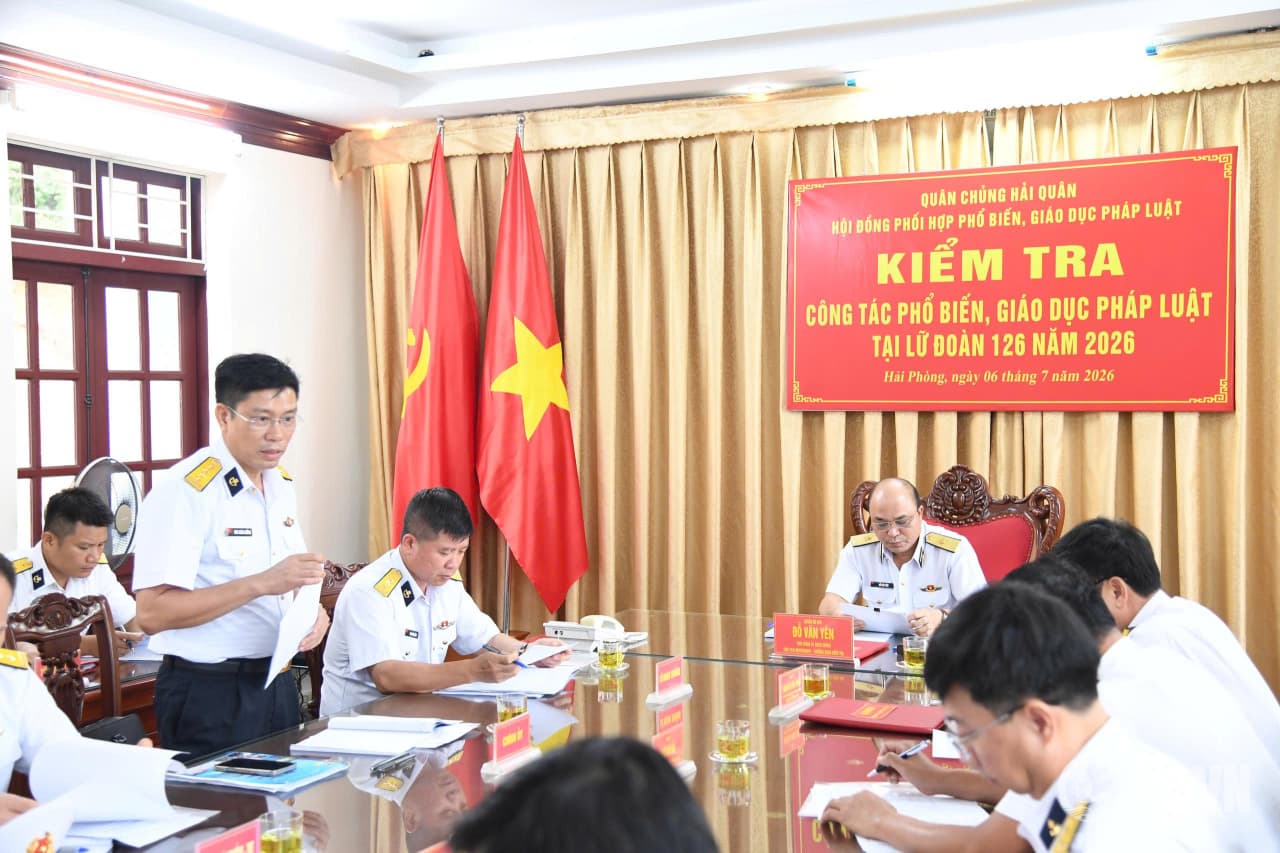 Quân chủng Hải quân kiểm tra công tác phổ biến, giáo dục pháp luật tại Lữ đoàn 126