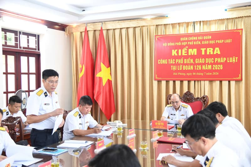 Quân chủng Hải quân kiểm tra công tác phổ biến, giáo dục pháp luật tại Lữ đoàn 126