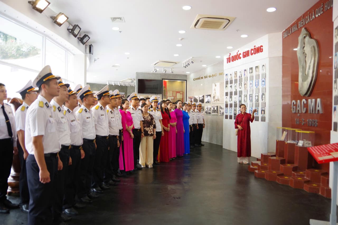 Lữ đoàn 954 dâng hương tri ân các anh hùng liệt