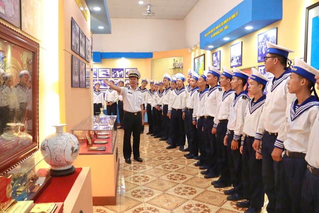 Lữ đoàn 101: Giáo dục truyền thống cho chiến sĩ mới