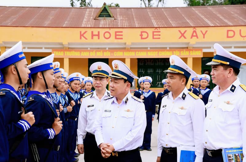 Chính ủy Vùng 1 kiểm tra, nắm tình hình chiến sĩ mới