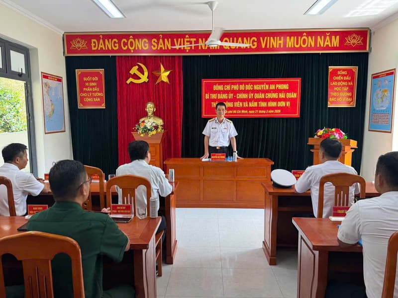 Chính ủy Hải quân thăm, kiểm tra Trạm ra đa 590