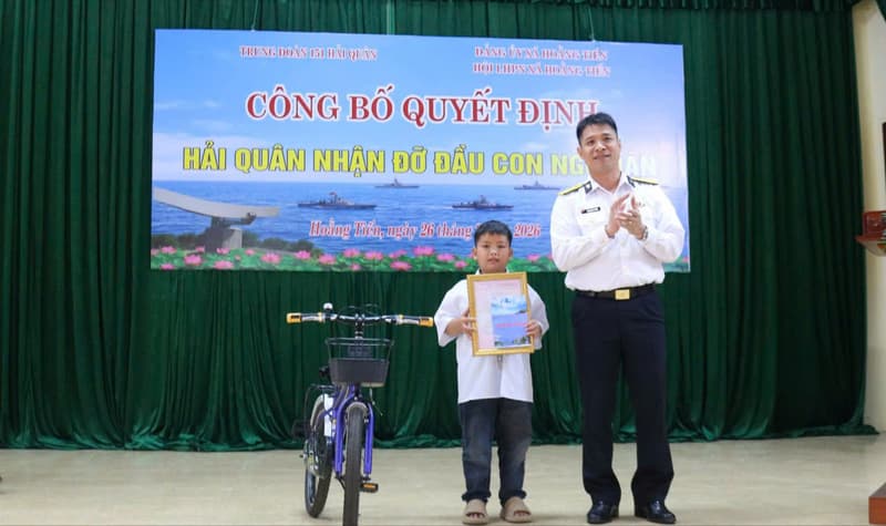 Trung đoàn 151 trao quyết định nhận đỡ đầu con ngư dân tại Thanh Hóa