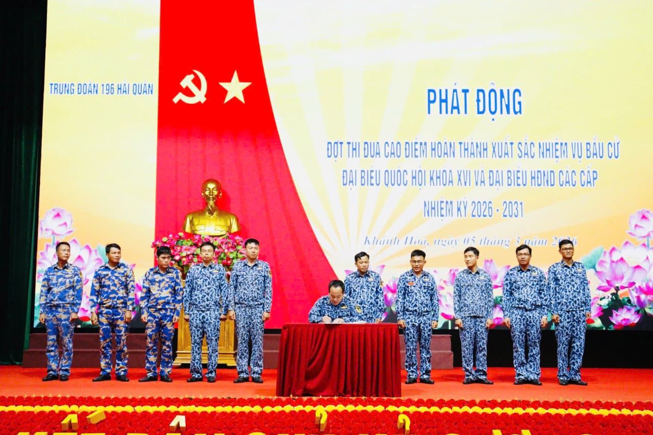 Trung đoàn 196 gọc tập, quán triệt nghị quyết của Bộ Chính trị