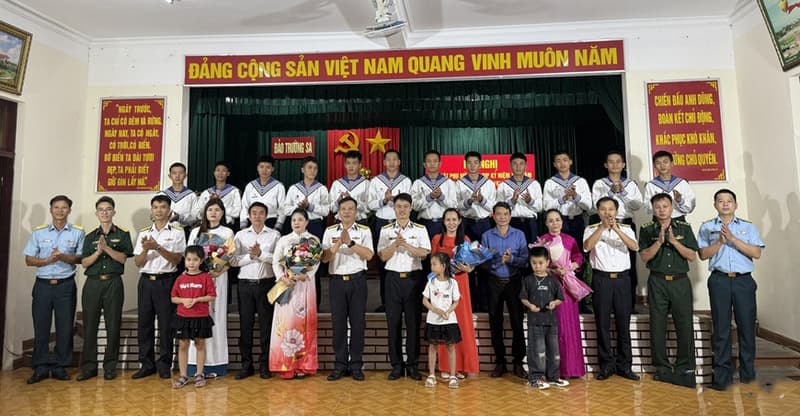 Phụ nữ Trường Sa vững tin nơi biển đảo