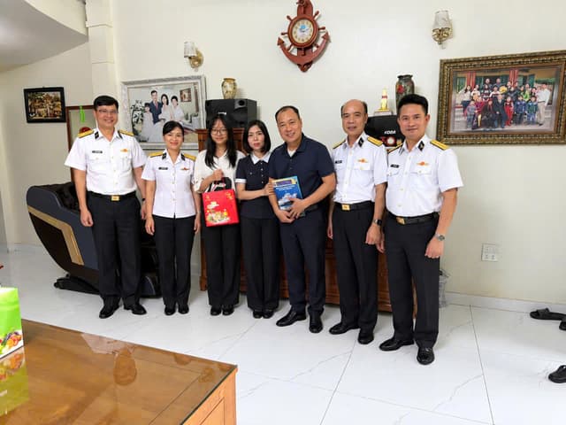 Đoàn Đo đạc, nghiên cứu biển, biên vẽ hải đồ tặng nhiều phần quà dịp Tết Trung thu