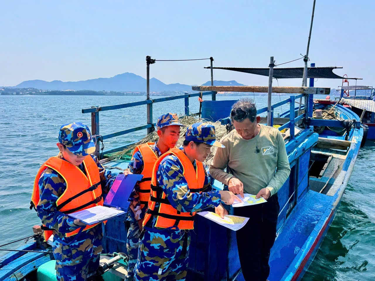 Vùng 4 phối hợp tuần tra, kiểm soát khu vực biển vịnh Cam Ranh