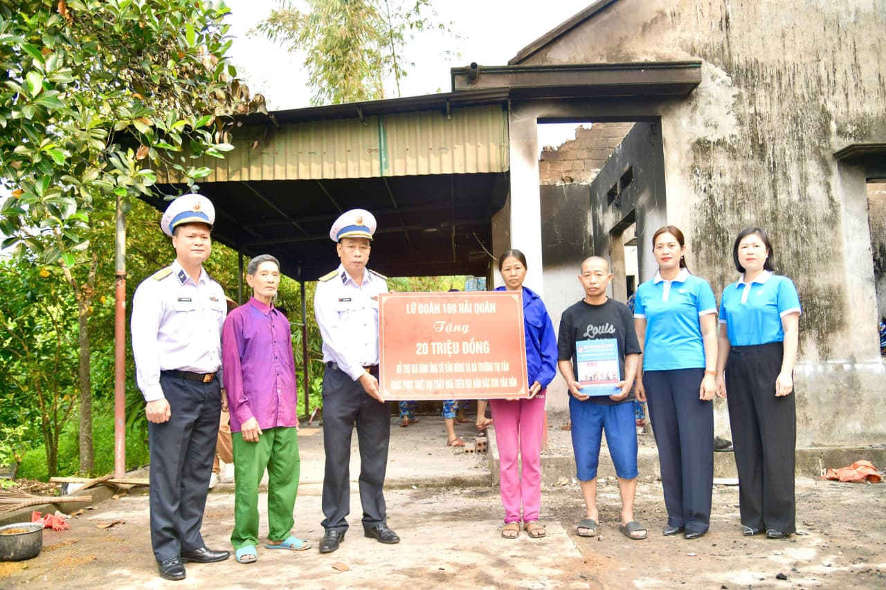 Lữ đoàn 169 hỗ trợ 20 triệu đồng cho gia đình bị thiệt hại do cháy nhà
