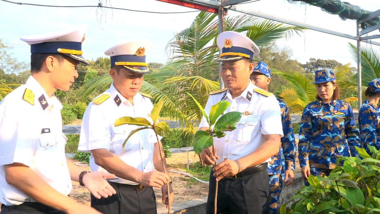 Ươm 30.000 cây giống thực hiện chương trình "Xanh hóa Trường Sa"