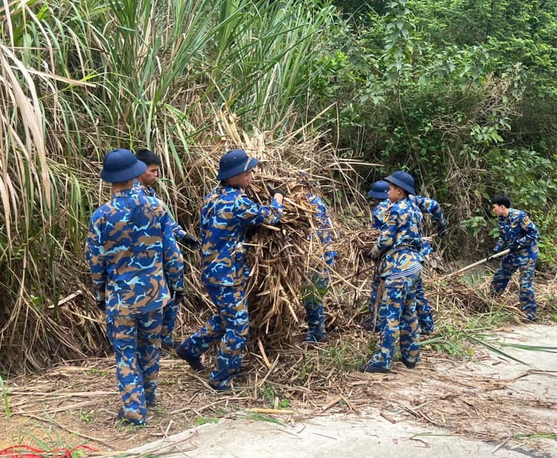 Lữ đoàn 679 tham gia vệ sinh môi trường tại xã An Lão