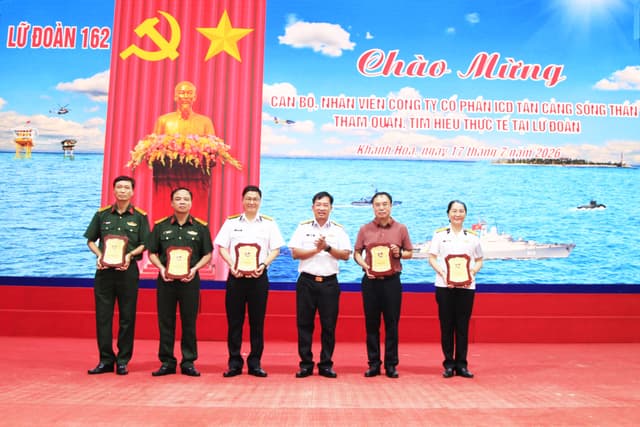 Công ty cổ phần ICD Tân cảng Sóng Thần tham quan, tìm hiểu thực tế tại Lữ đoàn 162