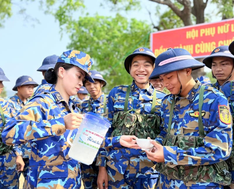 Bát nước thao trường ấm lòng chiến sĩ tại Lữ đoàn 83