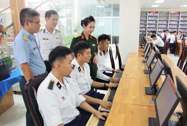 Lớp tập huấn công tác nghiệp vụ thư viện toàn quân thăm Học viện Hải quân