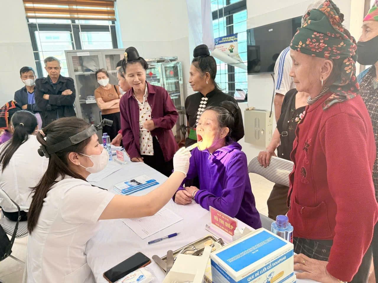 Cục Hậu cần-Kỹ thuật Hải quân tuyên truyền biển đảo và khám bệnh, cấp thuốc miễn phí tại Điện Biên