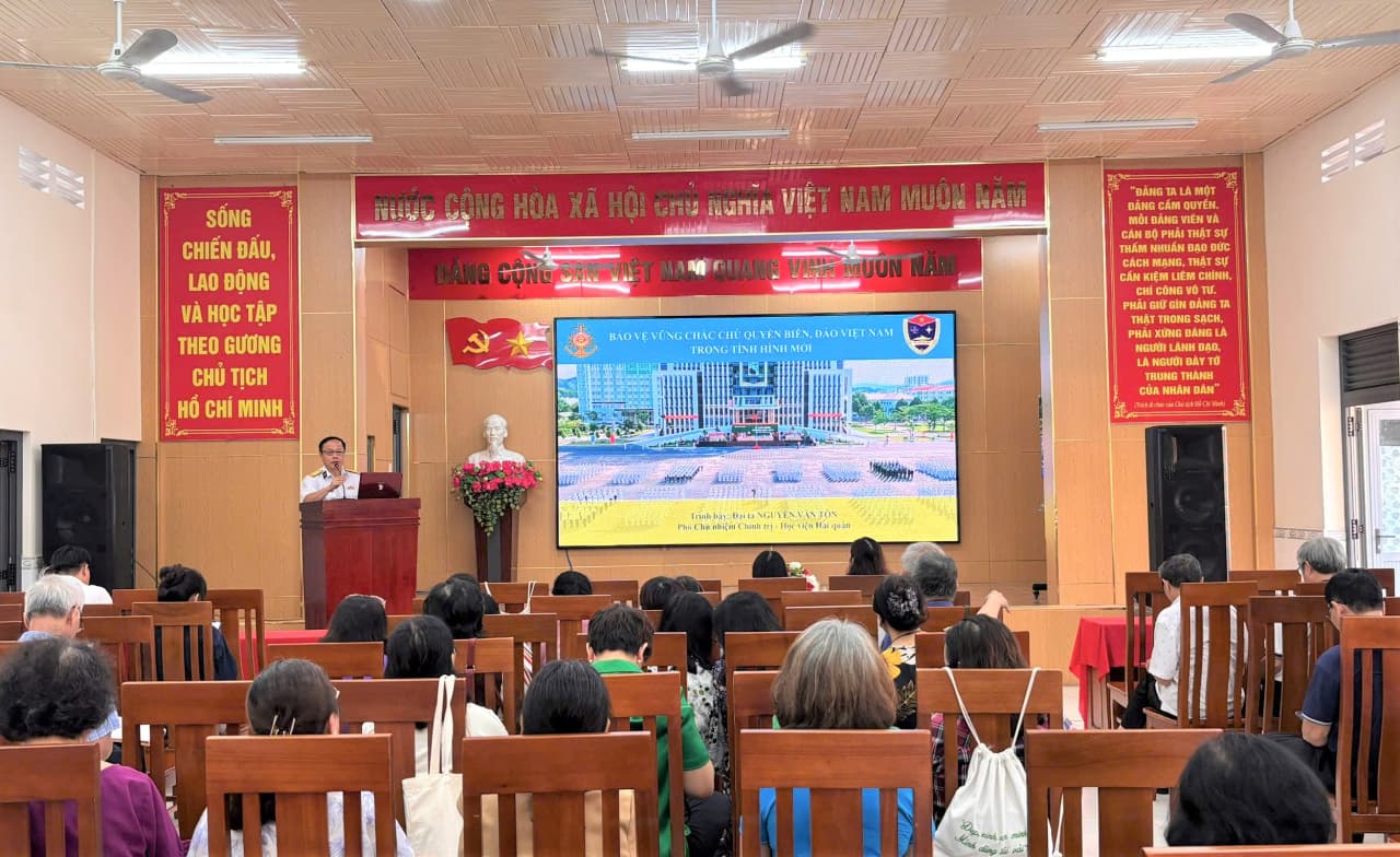 Lan tỏa tình yêu biển đảo tới cán bộ, đảng viên và nhân dân phường Nha Trang