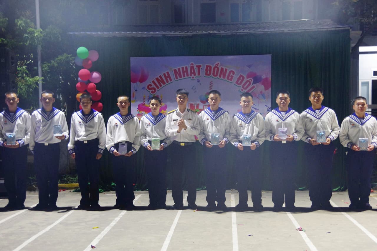 Ấm áp đêm sinh nhật đồng đội chiến sĩ mới ở Tiểu đoàn 158